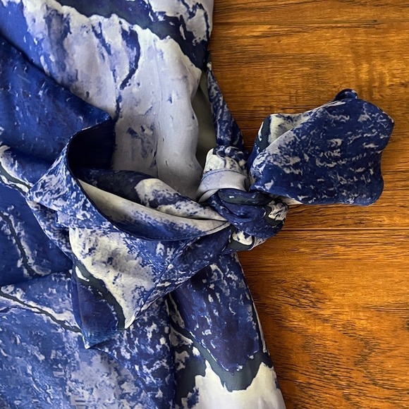 Boskemper Elegant Asymmetrical Blue and White Dress, size XS - Picture 3 of 13